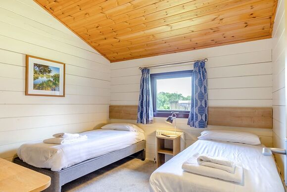 Superior Lodge 6 with decking & lake view P, Superior Lodge with decking & lake view - White Acres, Newquay