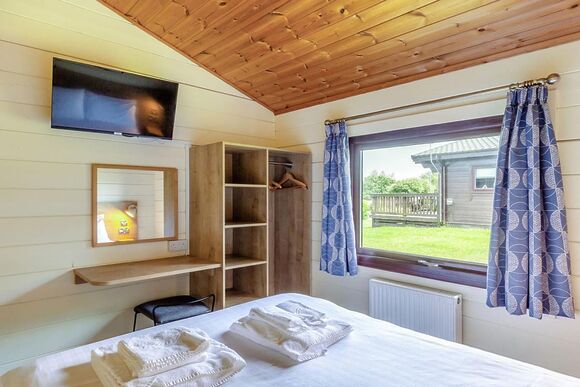 Superior Lodge 6 with decking P, Superior Lodge with decking - White Acres, Newquay