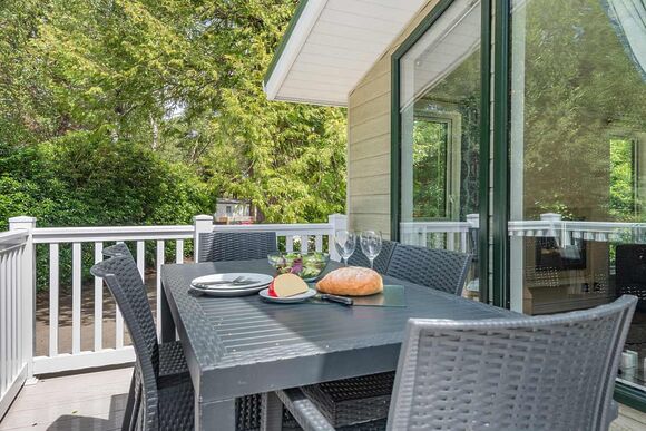 Superior 3 Lodge with parking, ensuite, decking & lake view - White Acres, Newquay