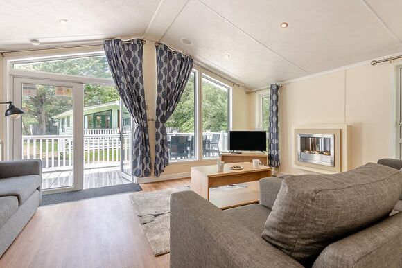 Superior 3 Lodge with parking, ensuite, decking & lake view - White Acres, Newquay