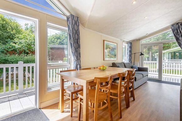Superior 3 Lodge with parking, ensuite, decking & lake view - White Acres, Newquay