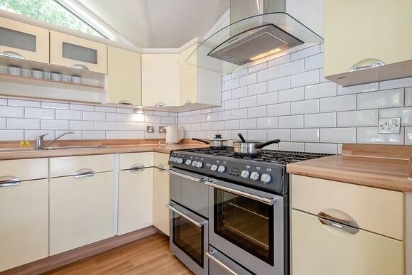 Superior 3 Lodge with parking, ensuite, decking & lake view - White Acres, Newquay