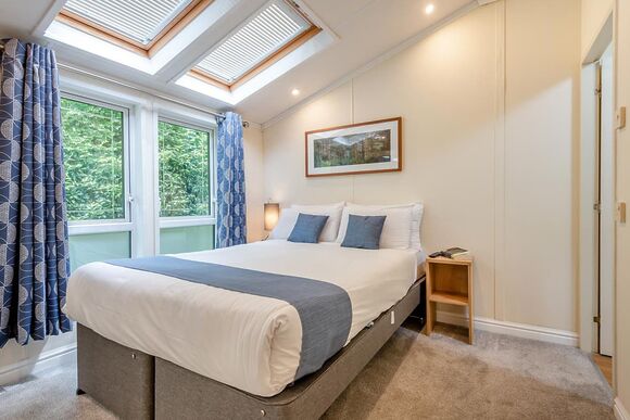 Superior 3 Lodge with parking, ensuite, decking & lake view - White Acres, Newquay