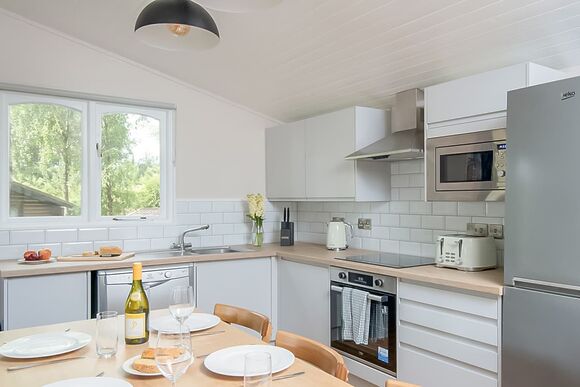 Superior 3 Lodge with decking & lake view - White Acres, Newquay