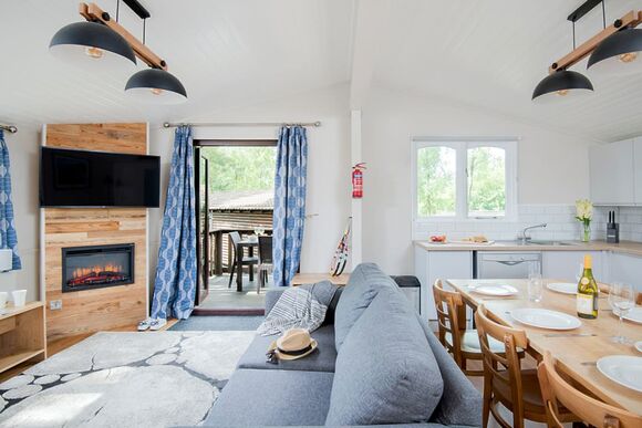Superior 3 Lodge with decking & lake view, Superior Lodge 8 with decking & lake view P - White Acres, Newquay