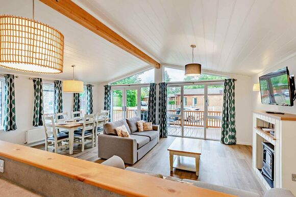 Deluxe Lodge with parking, ensuite, decking & lake view - White Acres, Newquay