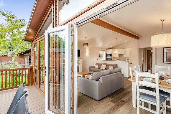 Deluxe Lodge with parking, ensuite, decking & lake view - White Acres, Newquay