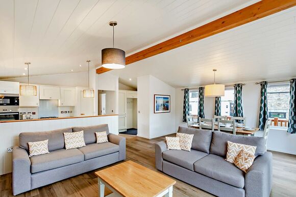 Deluxe Lodge with parking, ensuite, decking & lake view - White Acres, Newquay