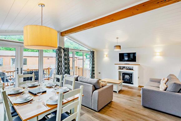 Deluxe Lodge with parking, ensuite, decking & lake view - White Acres, Newquay