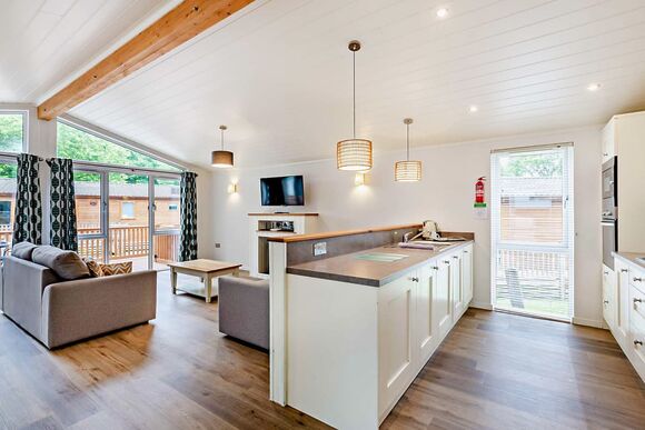 Deluxe Lodge with parking, ensuite, decking & lake view - White Acres, Newquay