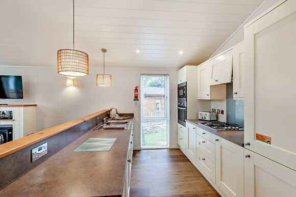 Deluxe Lodge with parking, ensuite, decking & lake view - White Acres, Newquay