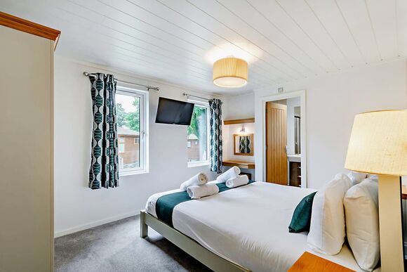 Deluxe Lodge with parking, ensuite, decking & lake view - White Acres, Newquay
