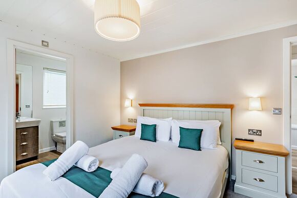 Deluxe Lodge with parking, ensuite, decking & lake view - White Acres, Newquay