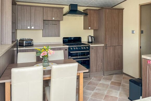 Platinum 4+2 with Hot Tub - Whitehouse Holiday Park, Towyn