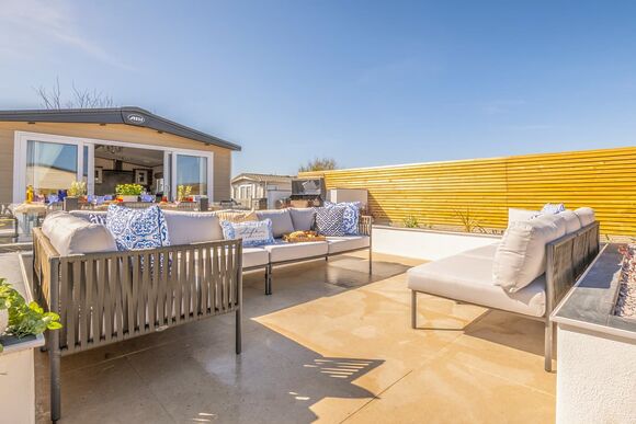 WOW Lodge - Whitehouse Holiday Park, Towyn