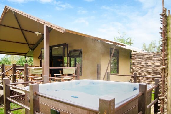 Deluxe Safari Lodge 3 - Bowleaze Cove Holiday Park & Spa, Weymouth