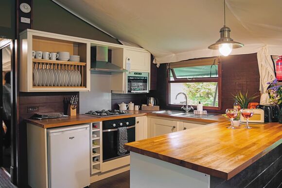 Deluxe Safari Lodge 3 - Bowleaze Cove Holiday Park & Spa, Weymouth