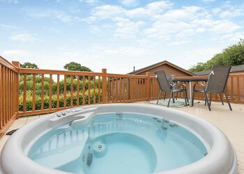 Oak Place Partial Lake View - Wigmore Lakes Lodges, Wattleborough, Nr Shrewsbury