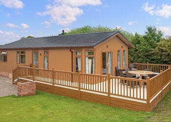 Little Red Heart Lake View - Wigmore Lakes Lodges, Wattleborough, Nr Shrewsbury