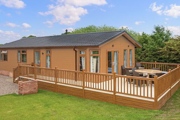 Little Red Heart Lake View - Wigmore Lakes Lodges, Wattleborough, Nr Shrewsbury