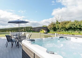 Lapwing - Winston Farm Lodges, Tetchill