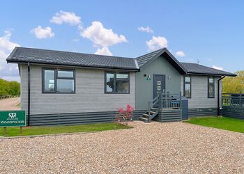 Woodpecker Deluxe Lodge - Willow Lakes Lodges, Ashby cum Fenby