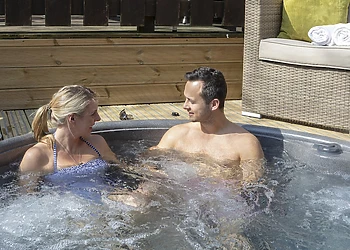 Log Cabin with Hot TubPet Friendly