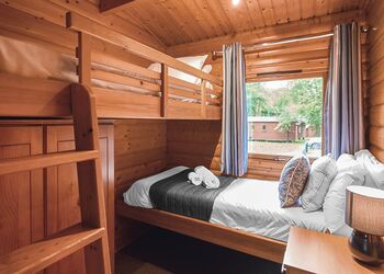 Log Cabin with Hot TubPet Friendly - Whitemead Forest Park, Forest of Dean