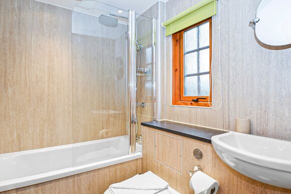 Log Cabin with Hot Tub - Whitemead Forest Park, Forest of Dean