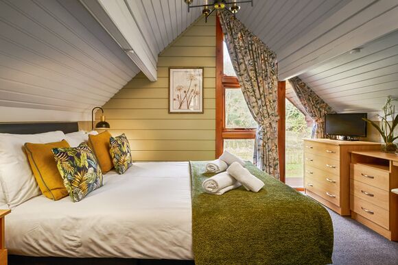 3 Bed Log Cabin with Dining Space - Whitemead Forest Park, Forest of Dean