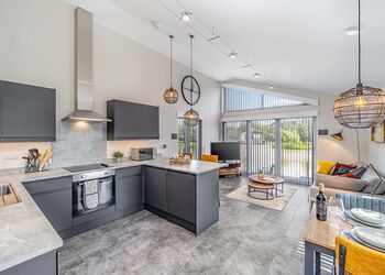 Honeybee Lakeside Lodge - Woad Mill Lakeside Lodges, Boston