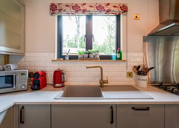 Snowdrop Treehouse - Woodland Park Lodges, Ellesmere