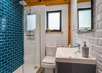 Snowdrop Treehouse - Woodland Park Lodges, Ellesmere