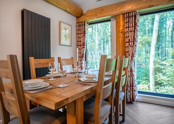 Primrose Treehouse - Woodland Park Lodges, Ellesmere