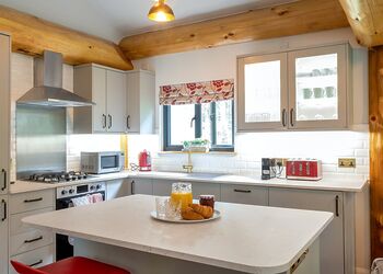 Primrose Treehouse - Woodland Park Lodges, Ellesmere