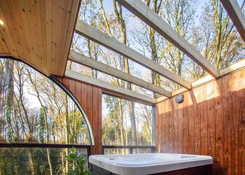 Honeysuckle Treehouse - Woodland Park Lodges, Ellesmere