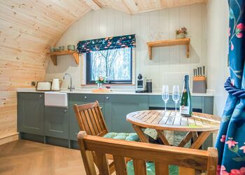 Meadowsweet Treehouse - Woodland Park Lodges, Ellesmere