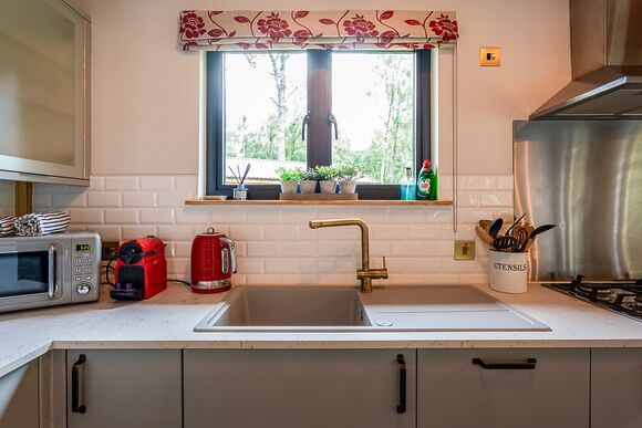 Snowdrop Treehouse - Woodland Park Lodges, Ellesmere