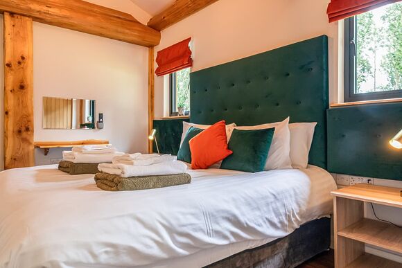 Snowdrop Treehouse - Woodland Park Lodges, Ellesmere