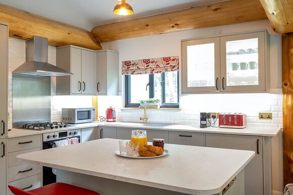 Primrose Treehouse - Woodland Park Lodges, Ellesmere