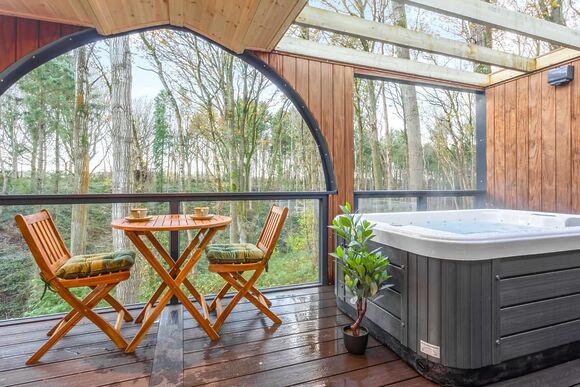 Meadowsweet Treehouse - Woodland Park Lodges, Ellesmere