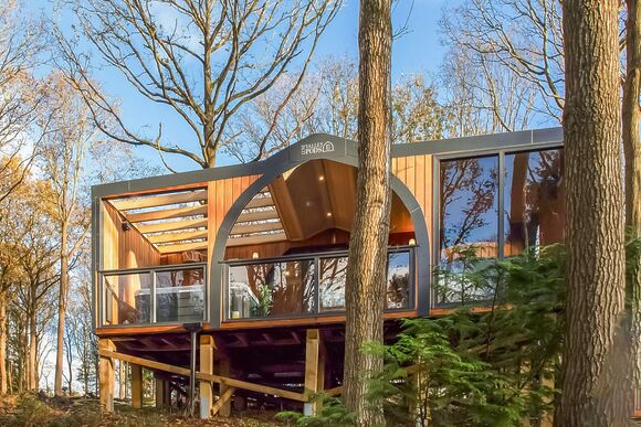 Meadowsweet Treehouse - Woodland Park Lodges, Ellesmere