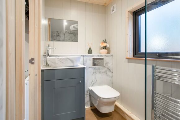 Meadowsweet Treehouse - Woodland Park Lodges, Ellesmere