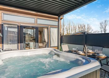 Whistling Kettle (Pet) - Willow Pastures Country Park, Skirlaugh, Nr Hull