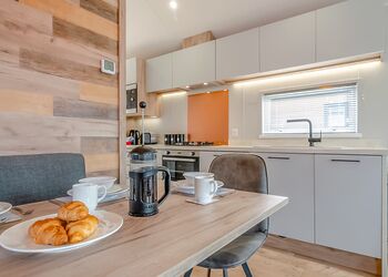 Flat Cap Cabin (Pet) - Willow Pastures Country Park, Skirlaugh, Nr Hull