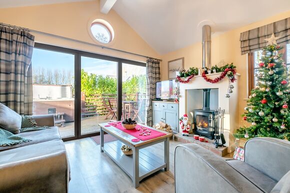 Christmas Cabin - Willow Pastures Country Park, Skirlaugh, Nr Hull