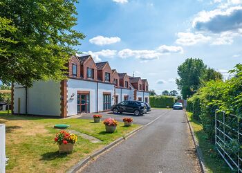 2 Bedroom Apartment with Hot Tub Pet Friendly - White Rose Holiday Park, Thirsk
