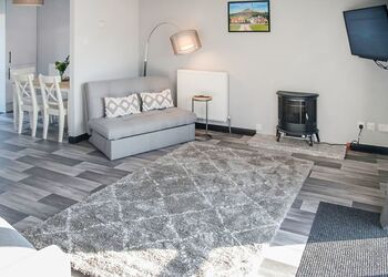 2 Bedroom Apartment with Hot Tub - White Rose Country Cottages, Thirsk