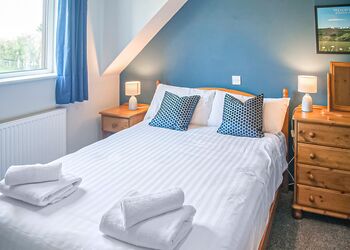 3 Bedroom Apartment with Hot Tub Pet Friendly - White Rose Country Cottages, Thirsk