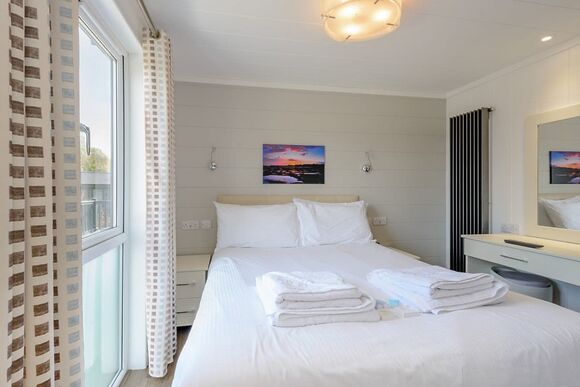 Alverstone - Woodside Bay Lodge Retreat, Wootton Bridge, Nr Cowes